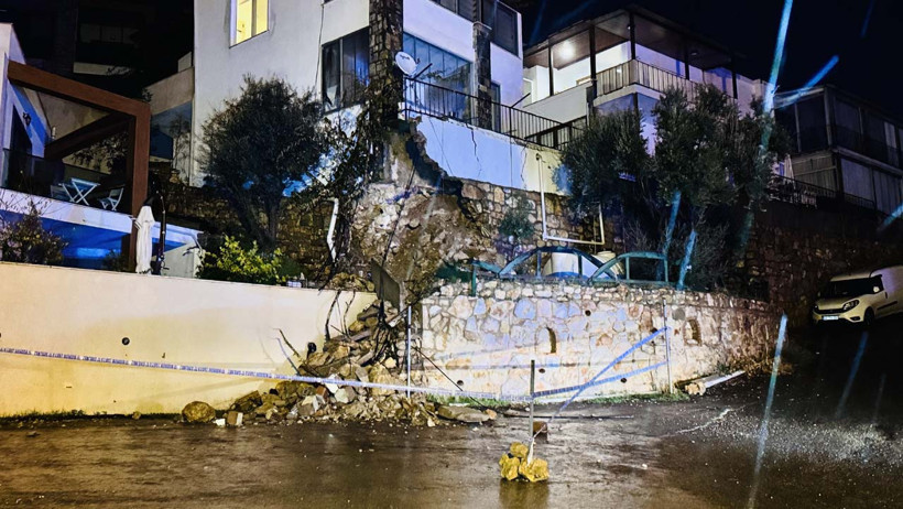 Bodrum'da sağanak hayatı felç etti! 1 evin istinat duvarı çöktü yollar göle döndü - Resim : 1