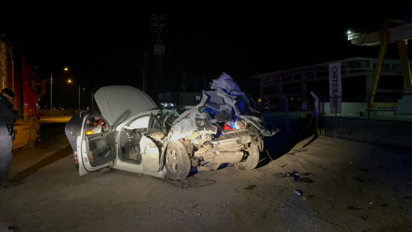 Park halindeki TIR'a çarpan otomobil hurdaya döndü: 24 yaşındaki yolcu hayatını kaybetti - Resim : 1