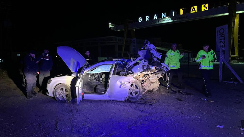 Park halindeki TIR'a çarpan otomobil hurdaya döndü: 24 yaşındaki yolcu hayatını kaybetti - Resim : 2