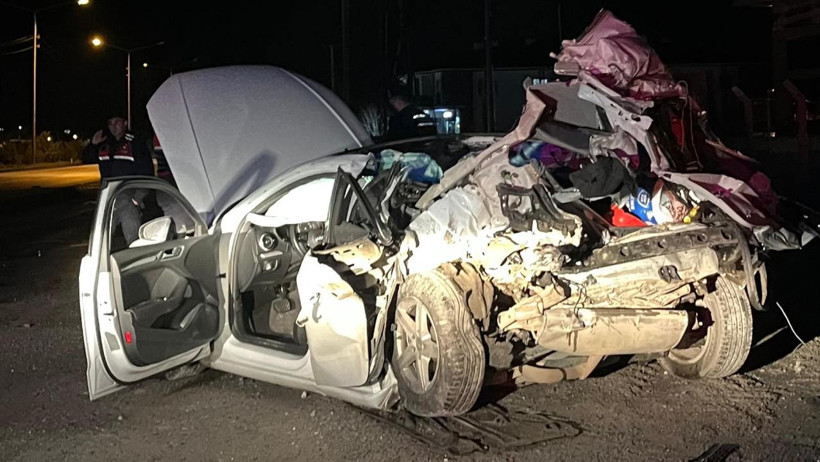Park halindeki TIR'a çarpan otomobil hurdaya döndü: 24 yaşındaki yolcu hayatını kaybetti - Resim : 3