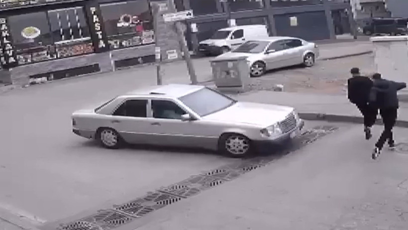 Bursa'da dehşet verici anlar! Otomobili s&uuml;r&uuml;p ka&ccedil;ırmaya kalkıştı - Resim : 1