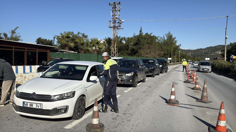 Tatilciler Bodrum'a akın etti: 24 saatte binlerce ara&ccedil; il&ccedil;e giriş yaptı - Resim : 1