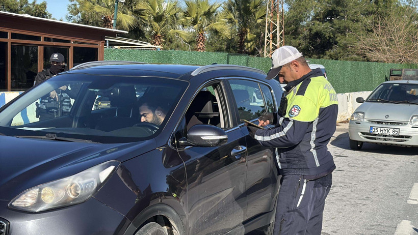 Tatilciler Bodrum'a akın etti: 24 saatte binlerce ara&ccedil; il&ccedil;e giriş yaptı - Resim : 3
