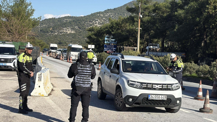 Tatilciler Bodrum'a akın etti: 24 saatte binlerce ara&ccedil; il&ccedil;e giriş yaptı - Resim : 2