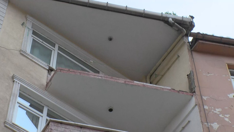 İstanbul&rsquo;da faciadan saniyelerle kurtuldular: Balkondan beton par&ccedil;aları koptu - Resim : 2