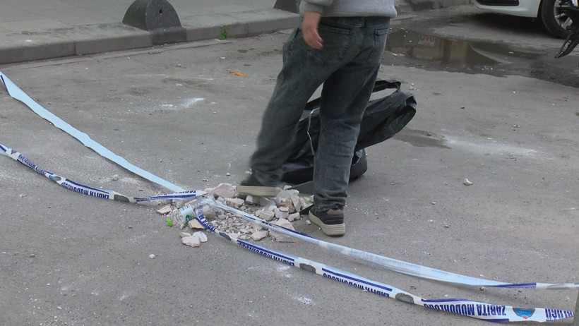 İstanbul&rsquo;da faciadan saniyelerle kurtuldular: Balkondan beton par&ccedil;aları koptu - Resim : 1