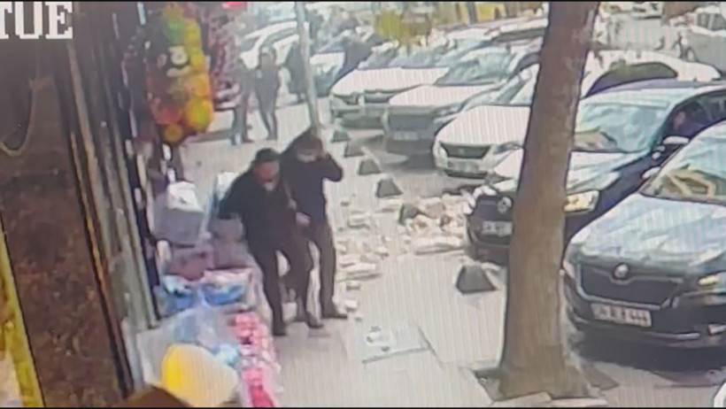 İstanbul&rsquo;da faciadan saniyelerle kurtuldular: Balkondan beton par&ccedil;aları koptu - Resim : 4