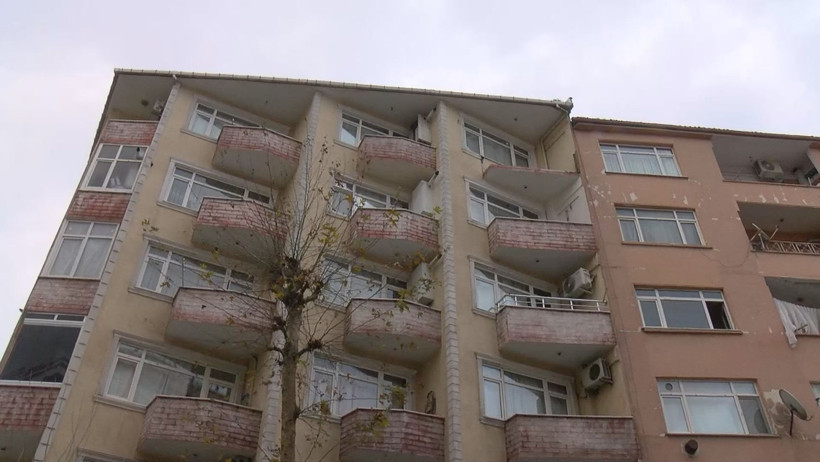 İstanbul&rsquo;da faciadan saniyelerle kurtuldular: Balkondan beton par&ccedil;aları koptu - Resim : 3