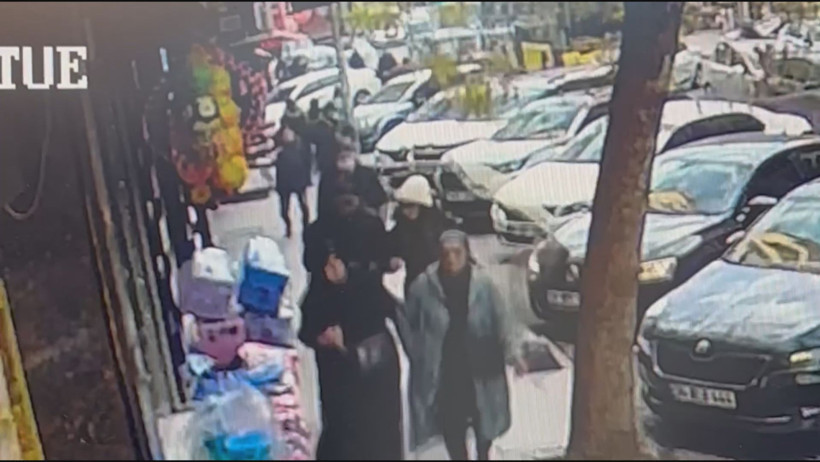 İstanbul&rsquo;da faciadan saniyelerle kurtuldular: Balkondan beton par&ccedil;aları koptu - Resim : 5