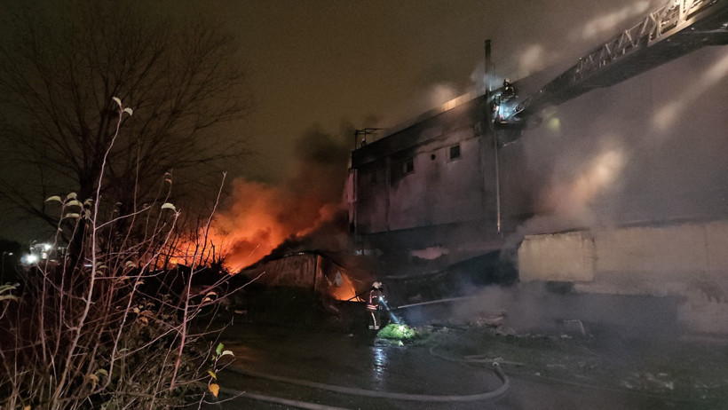 Esenyurt&rsquo;taki fabrika yangını saatlerdir durdurulamıyor: Patlamalar peş peşe geldi - Resim : 3