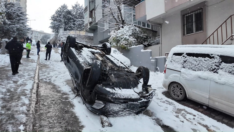 Kontrolden &ccedil;ıkan otomobil takla attı: &Uuml;mraniye'de korku dolu anlar - Resim : 3