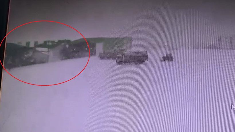 Kar y&uuml;k&uuml;ne dayanamadılar: 12 &ccedil;atı &ccedil;&ouml;kt&uuml;: Bi&ccedil;erd&ouml;verler hurdaya d&ouml;nd&uuml; - Resim : 2