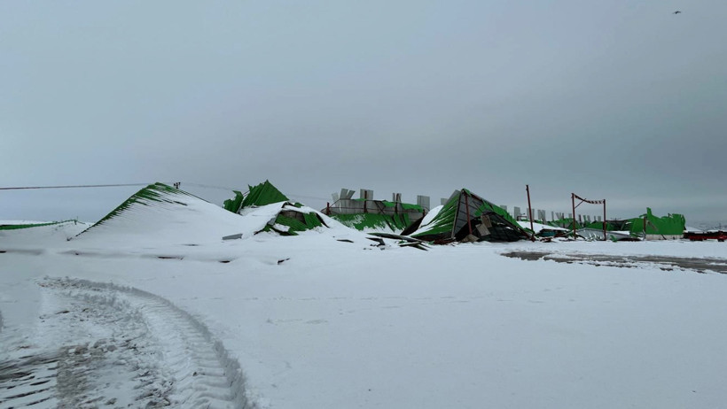 Kar y&uuml;k&uuml;ne dayanamadılar: 12 &ccedil;atı &ccedil;&ouml;kt&uuml;: Bi&ccedil;erd&ouml;verler hurdaya d&ouml;nd&uuml; - Resim : 4