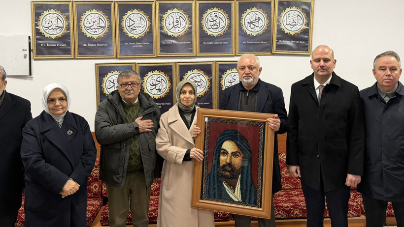 AKP'li Usta 'Ortalığı ayağa kaldırıyorlar' demişti: Hz. Ali portresiyle poz - Resim : 1