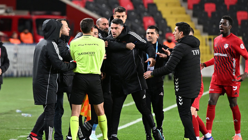 Burak YIlmaz walked towards the referee in the Gaziantep FK-Kocaelispor match - Picture: 3