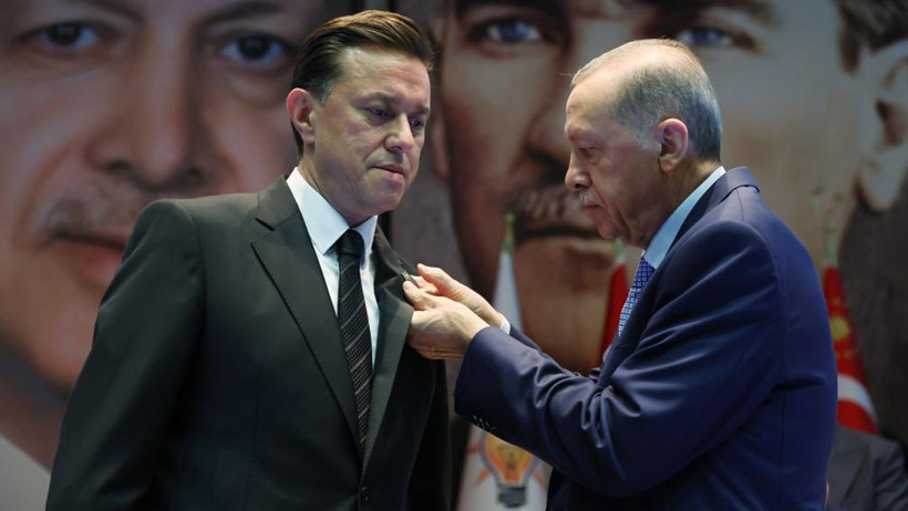 AKP'li vekil Hatipoğlu'nun milyonluk saat koleksiyonu dudak u&ccedil;uklattı - Resim : 1