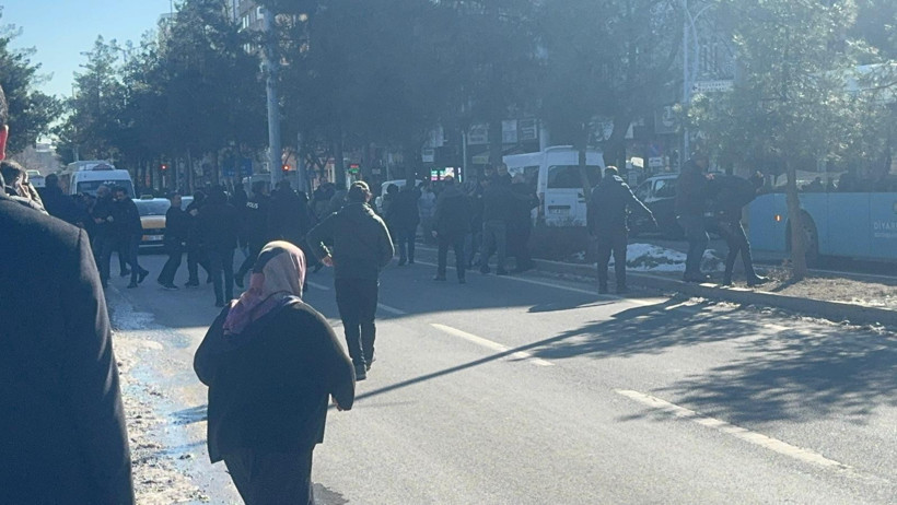 Kanlı dava duruşma sonrası yerini kavgaya bıraktı: Diyarbakır Adliyesi &ouml;n&uuml; savaşı alanına d&ouml;nd&uuml; - Resim : 1