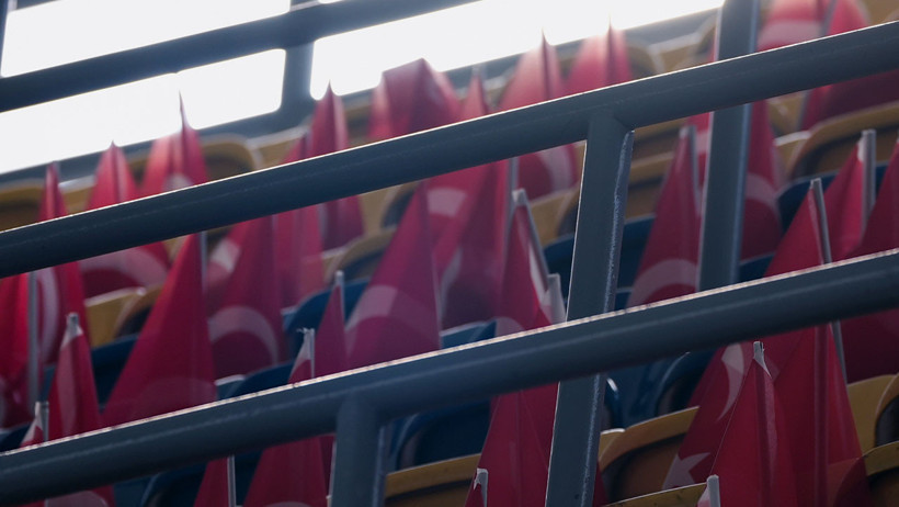 Fenerbahçe Aston Villa maçında tribünleri Türk bayraklarıyla donattı - Resim : 2