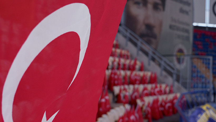 Fenerbahçe Aston Villa maçında tribünleri Türk bayraklarıyla donattı - Resim : 1