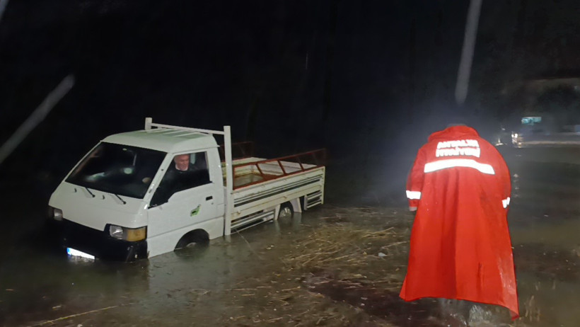 “Beni kurtarmayın, arabamı kurtarın”: Sürücü ile itfaiye erlerinin ilginç diyaloğu - Resim : 1