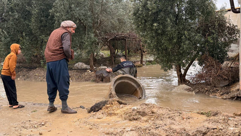 Antalya’da yağmur hayatı felç etti: Cadde ve sokaklar göle döndü - Resim : 6