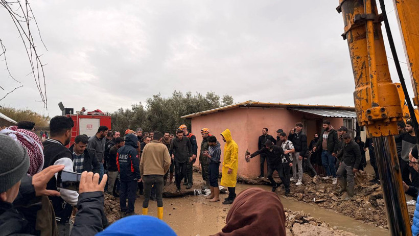 Antalya’da yağmur hayatı felç etti: Cadde ve sokaklar göle döndü - Resim : 4