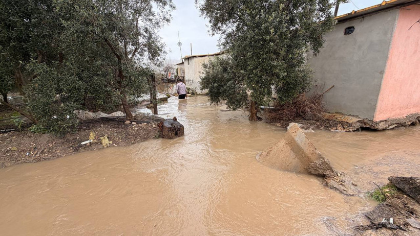 Antalya’da yağmur hayatı felç etti: Cadde ve sokaklar göle döndü - Resim : 3