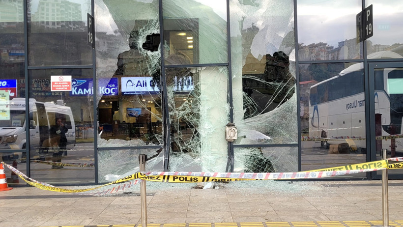 Otob&uuml;s &ccedil;ocuğa &ccedil;arpıp terminale daldı: Trabzon otogarında korku dolu anlar - Resim : 5