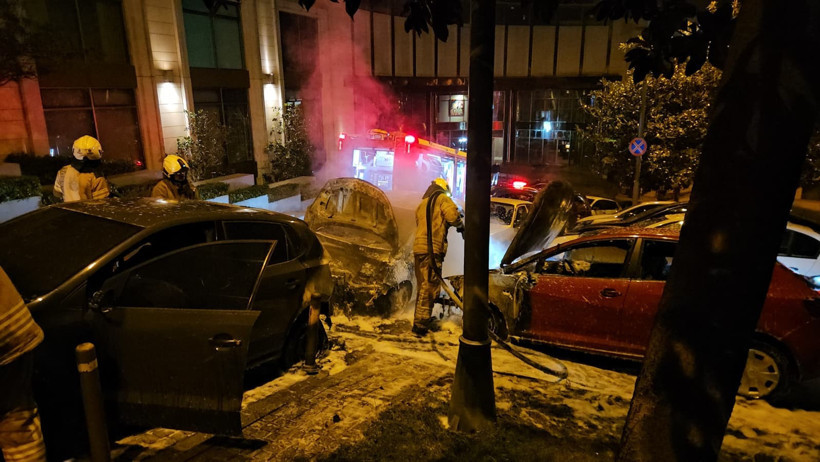 Beşiktaş&rsquo;ta park halindeki otomobiller alevlere teslim oldu: Patlamalar yaşandı - Resim : 3