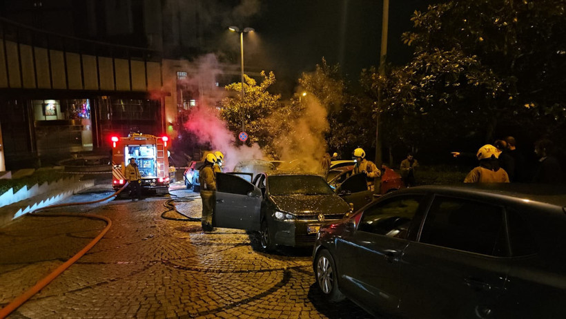 Beşiktaş&rsquo;ta park halindeki otomobiller alevlere teslim oldu: Patlamalar yaşandı - Resim : 2