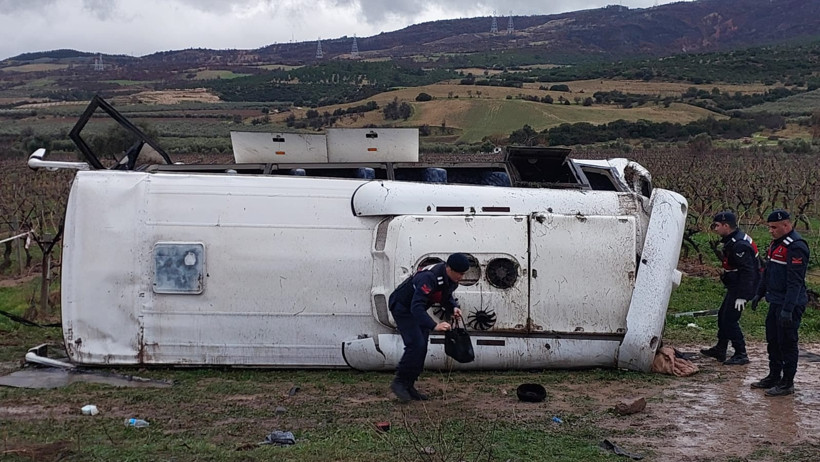 Denizli’de memurları taşıyan servis kaza yaptı: 1 hemşire öldü: 25 yaralı - Resim : 1