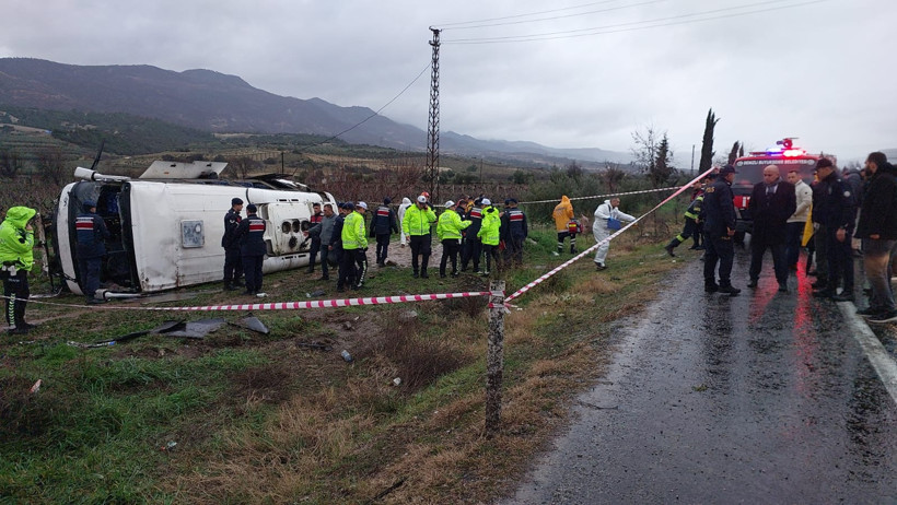 Denizli’de memurları taşıyan servis kaza yaptı: 1 hemşire öldü: 25 yaralı - Resim : 2