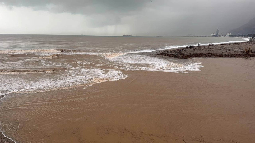 Turizm kentinde büyük yıkım: Milyonlarca lira zarar: Hortum seraları kağıt gibi yırttı - Resim : 7