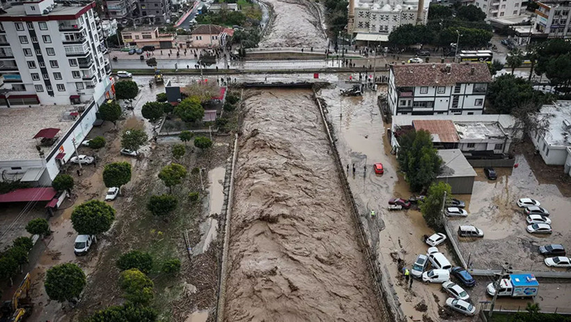 Mersin'de sağanak yağış hayatı felç etti: 20 araç su altında kaldı - Resim : 1