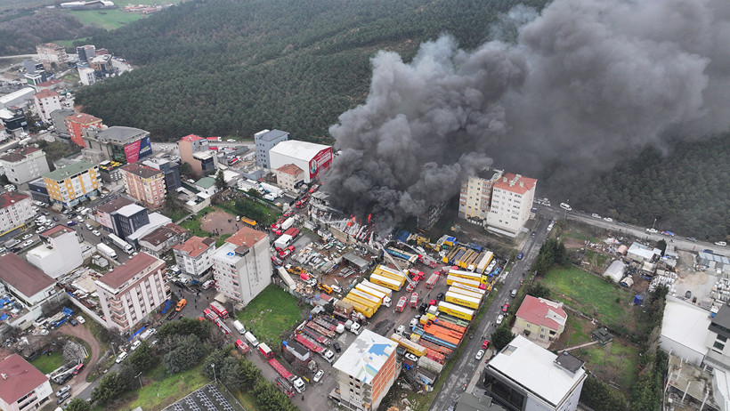İstanbul'un g&ouml;beğinde korkutan yangın: Dumanlar g&ouml;ky&uuml;z&uuml;n&uuml; kapladı - Resim : 1