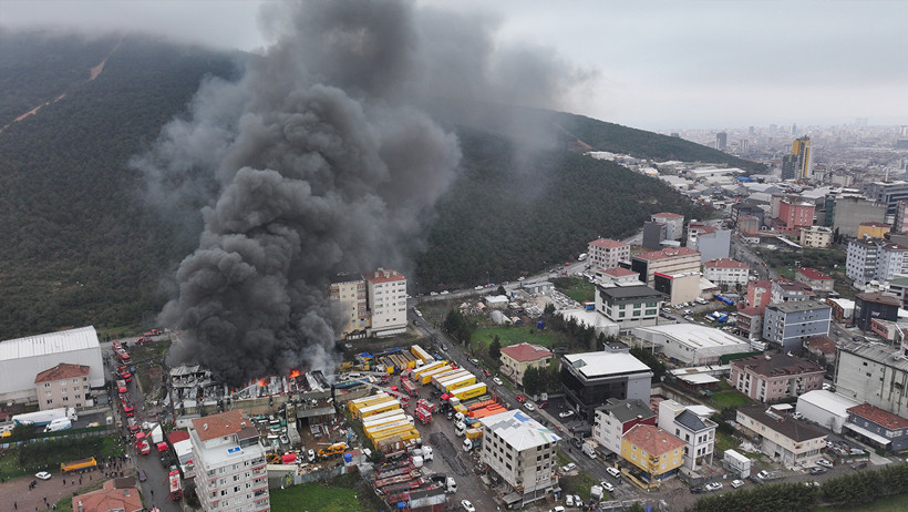 İstanbul'un g&ouml;beğinde korkutan yangın: Dumanlar g&ouml;ky&uuml;z&uuml;n&uuml; kapladı - Resim : 2