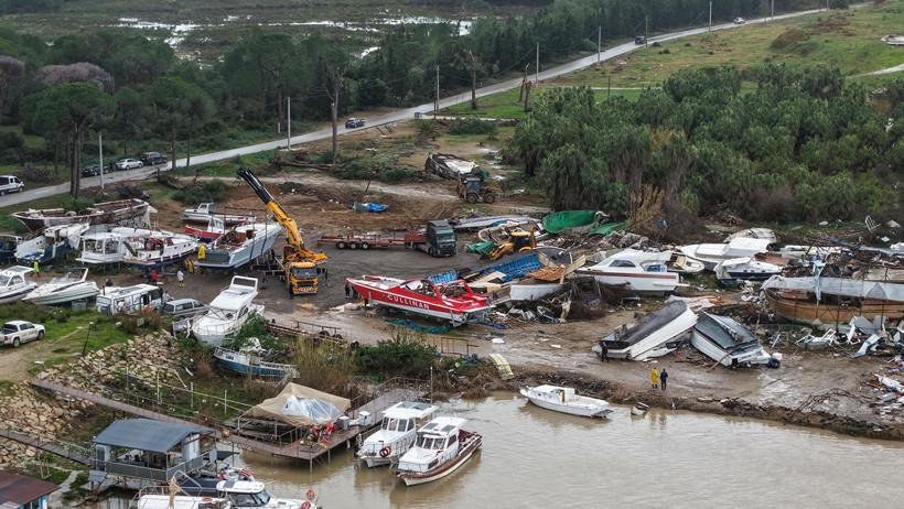 Antalya'da enkaz kaldırılıyor: Hortum kenti olumsuz etkiledi - Resim : 1
