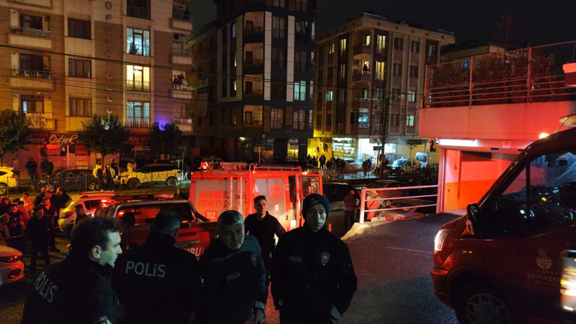 Elektrikli araba bomba gibi patladı: Yurttaşlar sokaklara d&ouml;k&uuml;ld&uuml; - Resim : 1