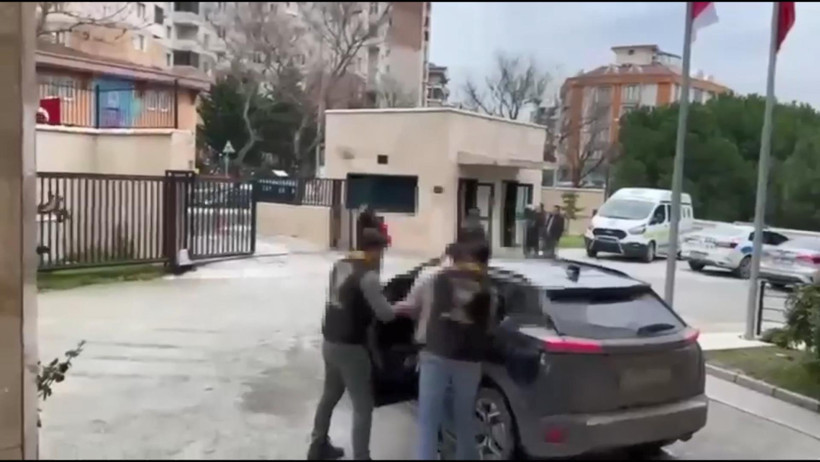 Beylikdüzü’nde dehşete düşüren anlar: Türk Bayrağı'nı indiren kişi yakalandı - Resim : 3