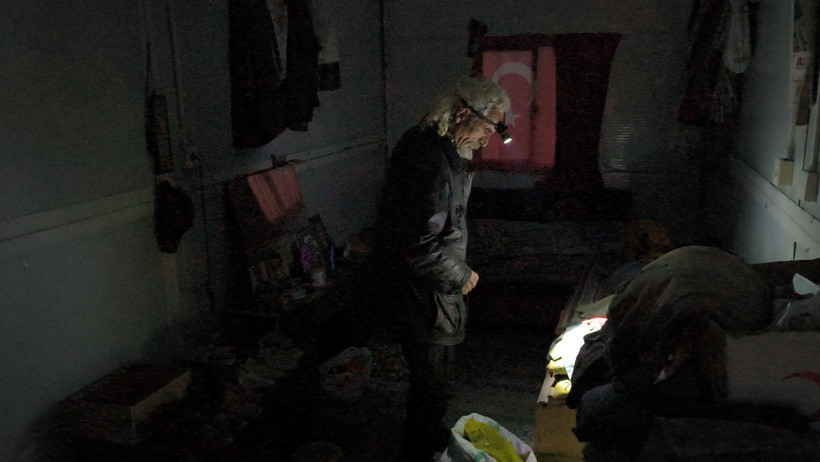 Depremzededen yetkililere sitem: Karanlıkta yarasalar yaşar, biz insanız - Resim : 4