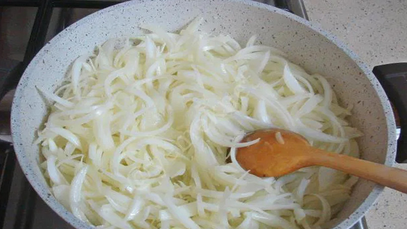 Ekmeği bana bana yiyeceğiniz enfes bir akşam yemeği: Soğan yahnisi - Resim : 1