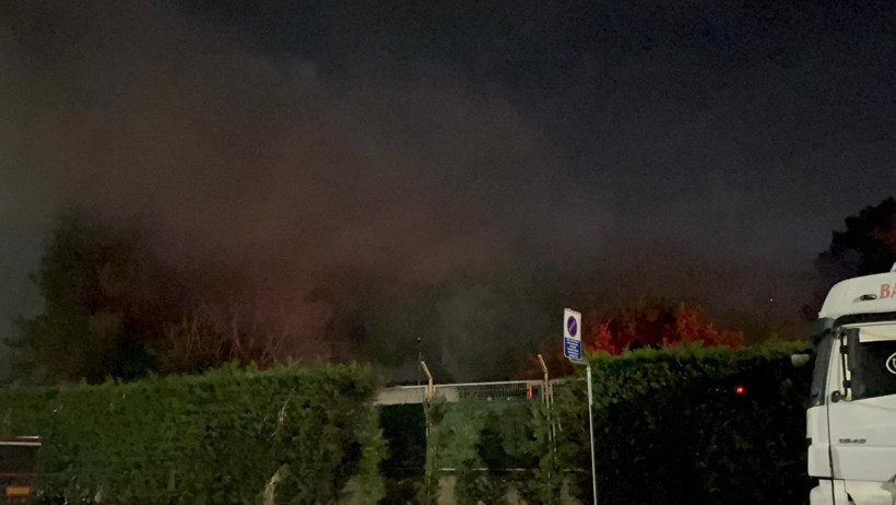 Tekstil fabrikasında korku dolu anlar.... Alevler g&ouml;ky&uuml;z&uuml;n&uuml; kapladı - Resim : 2