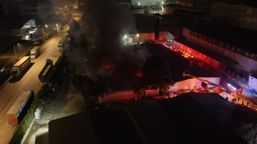 Tekstil fabrikasında korku dolu anlar.... Alevler g&ouml;ky&uuml;z&uuml;n&uuml; kapladı - Resim : 1