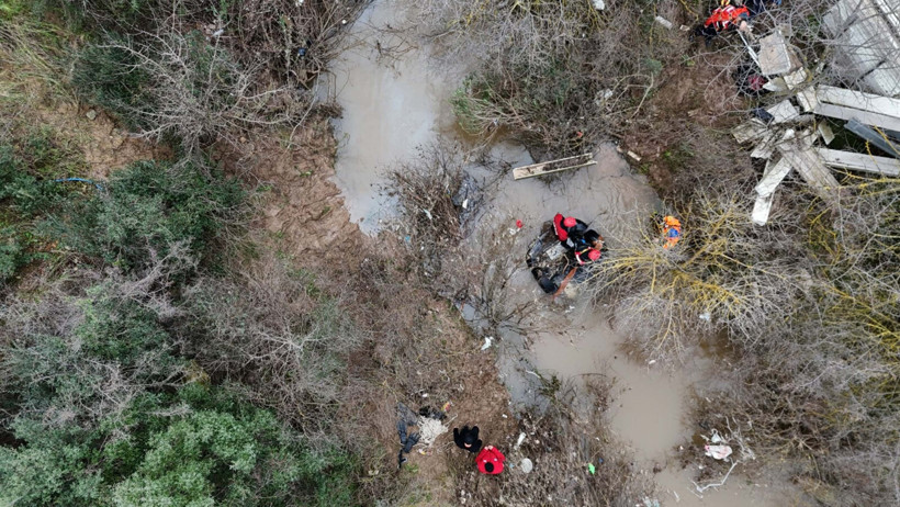 Azgın sularda umutlar tükendi: İki kadının cansız bedeni bulundu: Sel köprüyü yuttu - Resim : 1