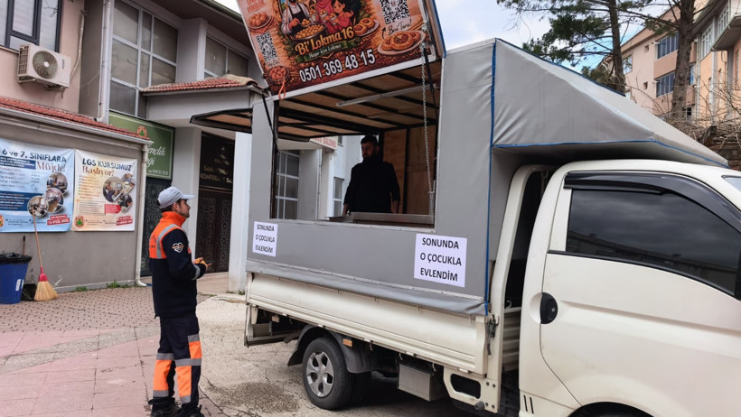 Yılların aşkı ger&ccedil;ek oldu: Bursa'da sevdiği adamla evlenince lokma dağıttı - Resim : 3