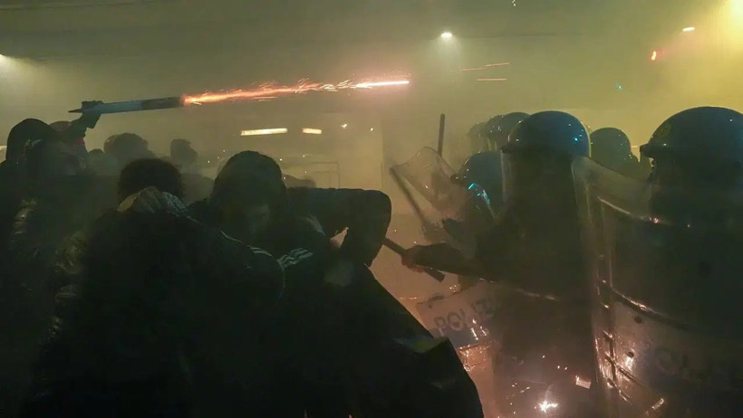 Milano’da Kış Olimpiyatları protestosu: Polis otoyolu kapattı - Resim : 1