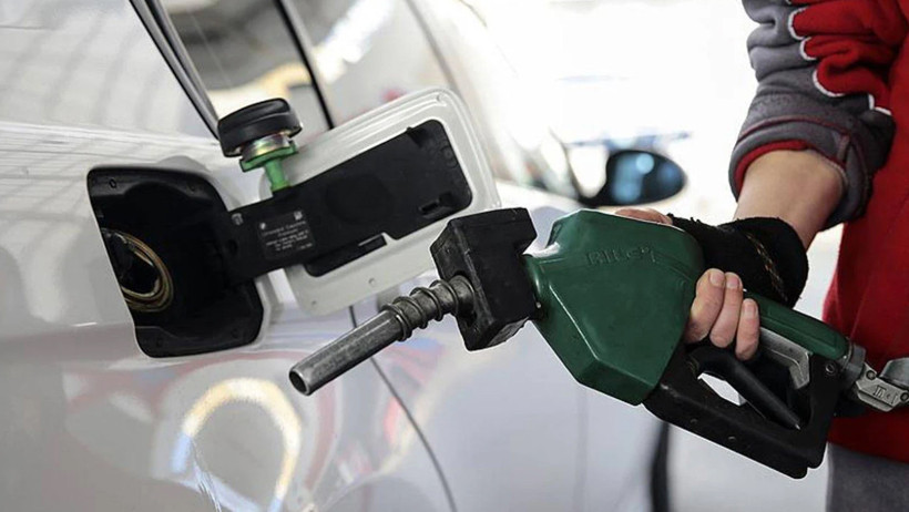 Araç sahiplerine kötü haber: Cüzdanlar yanıyor: Benzine yine zam yağdı - Resim : 1