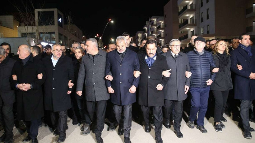 Ümit Özdağ, Hatay’daki fotoğrafı eleştirenlere sert çıktı: Klavyeden vatanseverlik öğretmeye hakları yok - Resim : 1