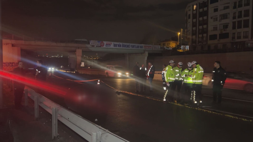 Motosiklet, temizlik aracının altına girdi: 2 &ouml;l&uuml; - Resim : 1