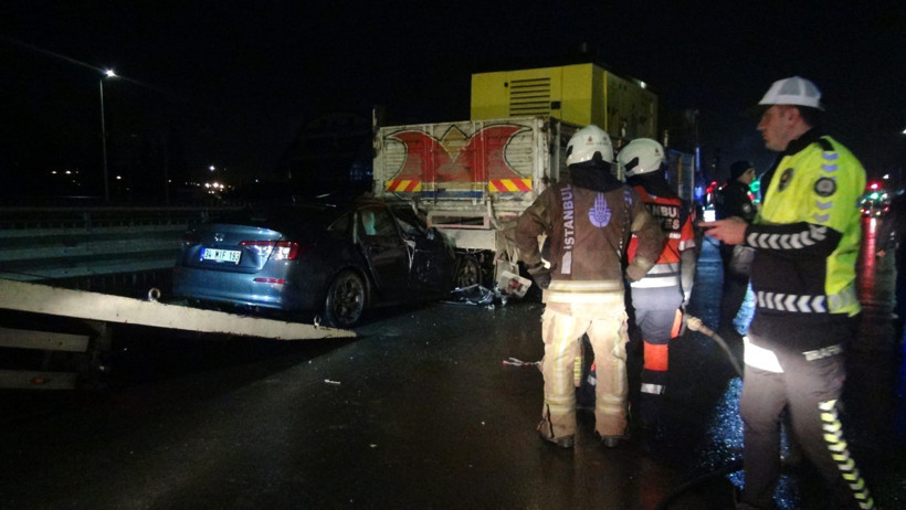 İstanbul&rsquo;da akıllara durgunluk veren kaza: Seyir halinde iken tekerlek &ccedil;ıktı: Kamyona ok gibi saplandı - Resim : 1